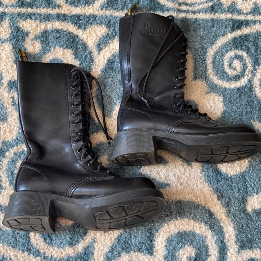 Dr. Martens 14 eye boot